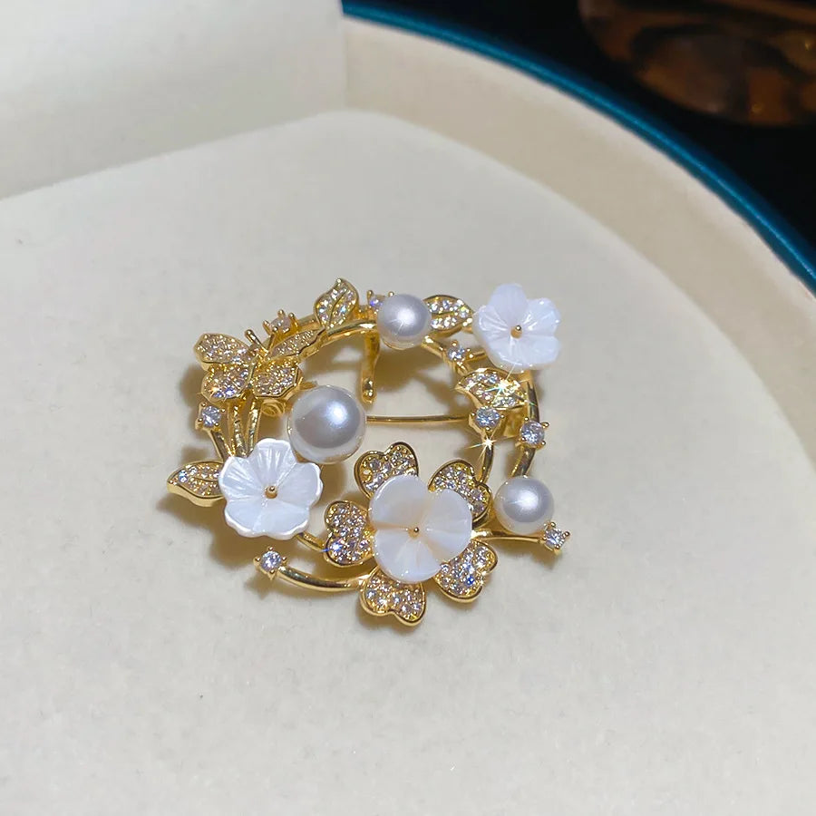 French Exquisite Pearl Zircon Brooches Pins Elegent Crescent Moon Leaf Flower Corsage for Party Wedding Dress Suit Women Jewelry