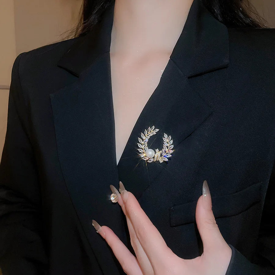 French Exquisite Pearl Zircon Brooches Pins Elegent Crescent Moon Leaf Flower Corsage for Party Wedding Dress Suit Women Jewelry