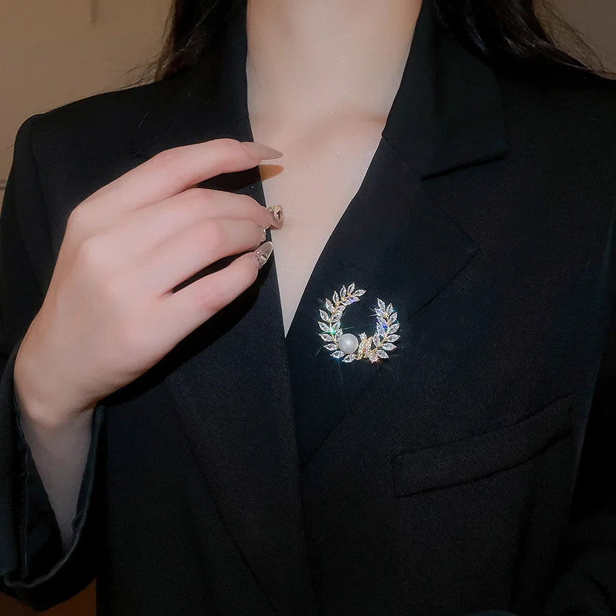 French Exquisite Pearl Zircon Brooches Pins Elegent Crescent Moon Leaf Flower Corsage for Party Wedding Dress Suit Women Jewelry