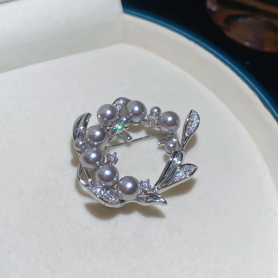 French Exquisite Pearl Zircon Brooches Pins Elegent Crescent Moon Leaf Flower Corsage for Party Wedding Dress Suit Women Jewelry