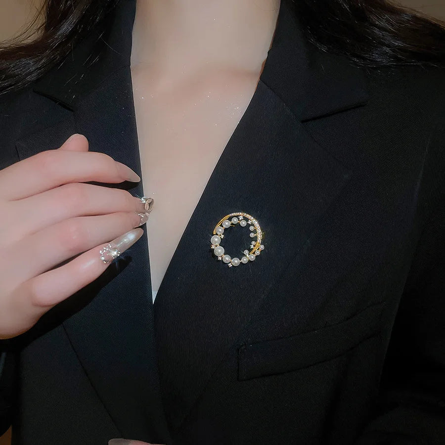 French Exquisite Pearl Zircon Brooches Pins Elegent Crescent Moon Leaf Flower Corsage for Party Wedding Dress Suit Women Jewelry