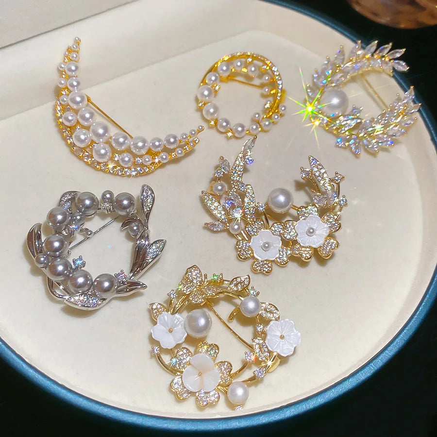 French Exquisite Pearl Zircon Brooches Pins Elegent Crescent Moon Leaf Flower Corsage for Party Wedding Dress Suit Women Jewelry