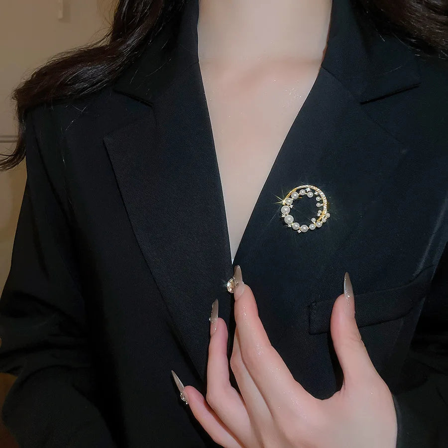 French Exquisite Pearl Zircon Brooches Pins Elegent Crescent Moon Leaf Flower Corsage for Party Wedding Dress Suit Women Jewelry