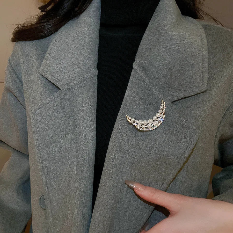 French Exquisite Pearl Zircon Brooches Pins Elegent Crescent Moon Leaf Flower Corsage for Party Wedding Dress Suit Women Jewelry